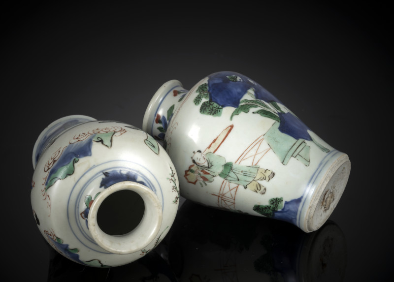 A pair of 'wucai' porcelain shoulder vases with figural decoration - 图4