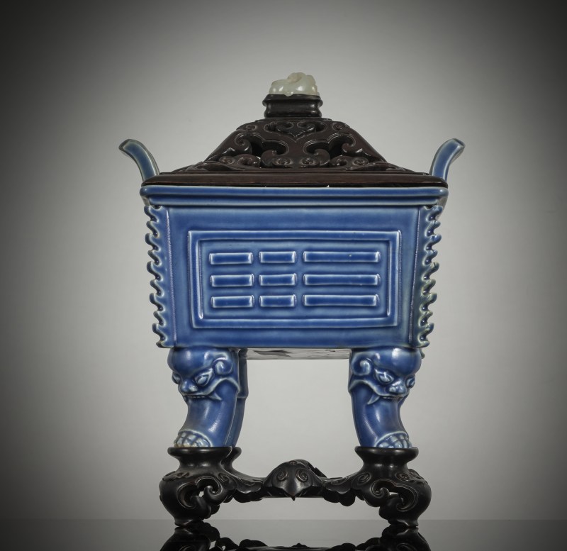 A fine powder blue glazed porcelain incense burner 'fang ding' with bagua trigrams, wooden stand and cover with jade knob - 图2