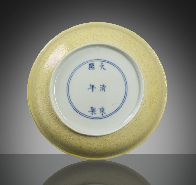An imperial yellow glazed porcelain plate with engraved decoration of dragons and flaming pearls - 图2