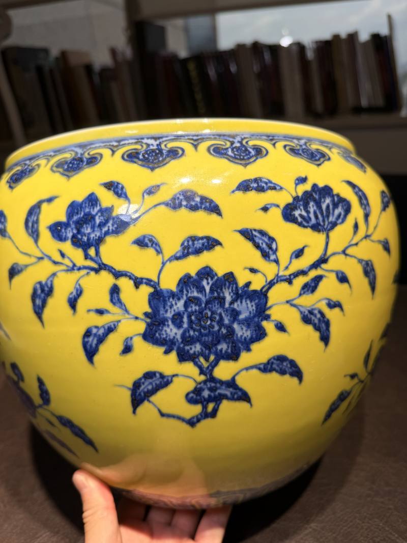 清乾隆 黄地青花折枝花卉纹缸 - 图9