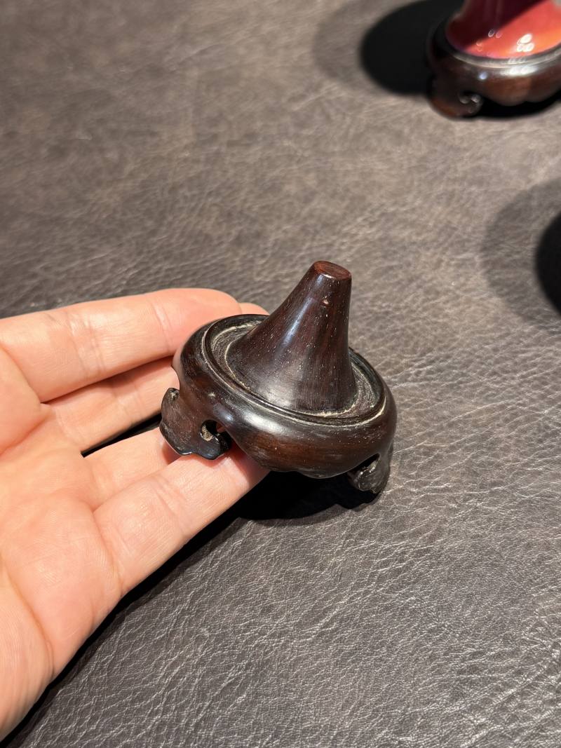清雍正 胭脂釉高足杯一对（配木座） - 图4