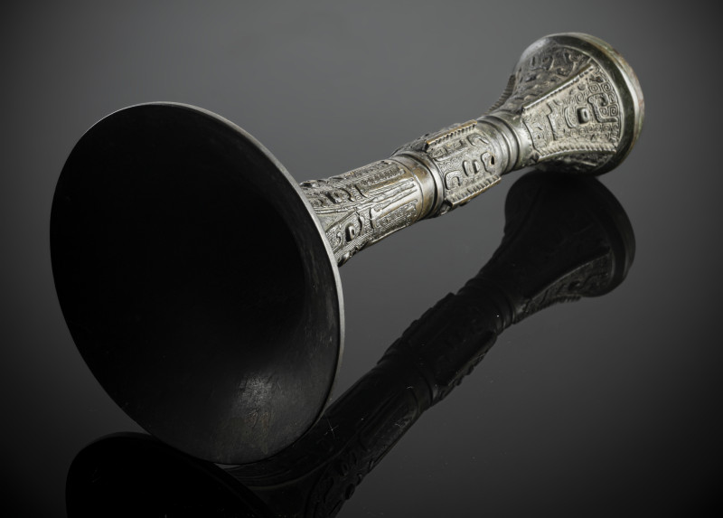 A bronze 'gu' vase with archaistic relief decoration - 图4
