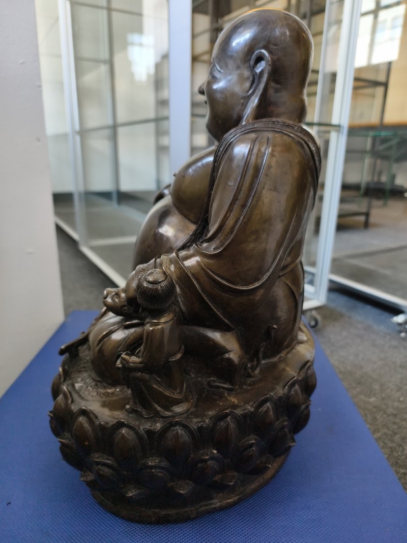 A large cast bronze figure of seated Budai with boys on a lotus pedestal - 图26
