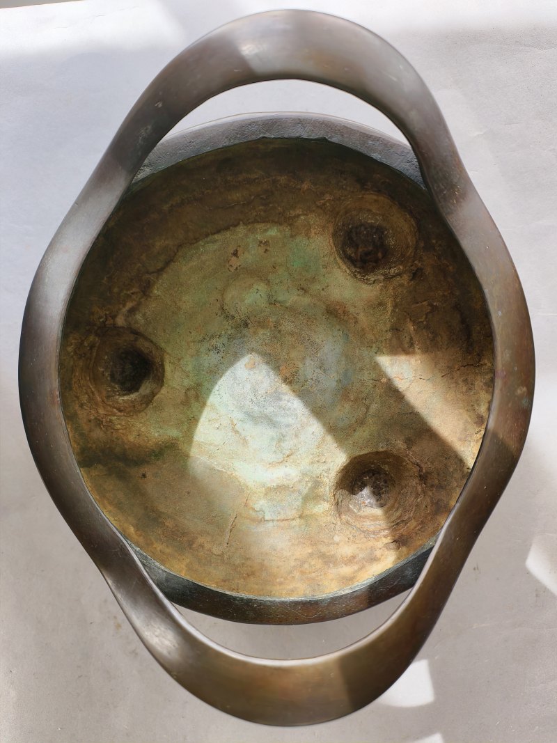 A tripod bronze incense burner with handles on the rim - 图10