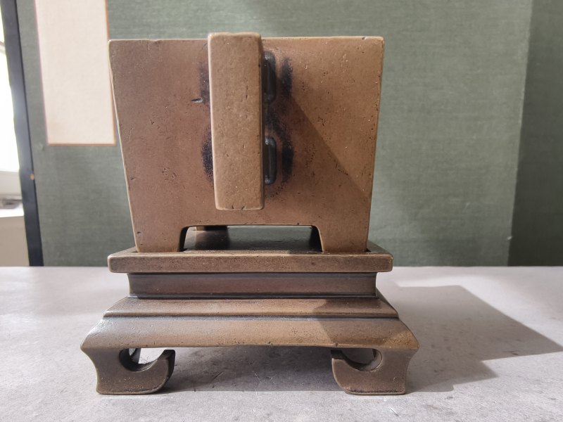 A rectangular twin-handled bronze censer with fitted bronze stand - 图14