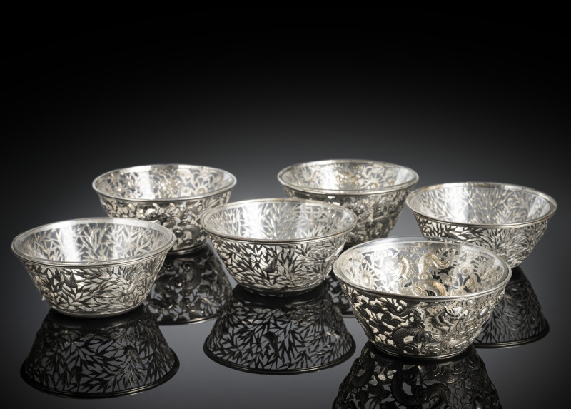 A set of six silver bowls with glass inserts in wooden box, - 图2