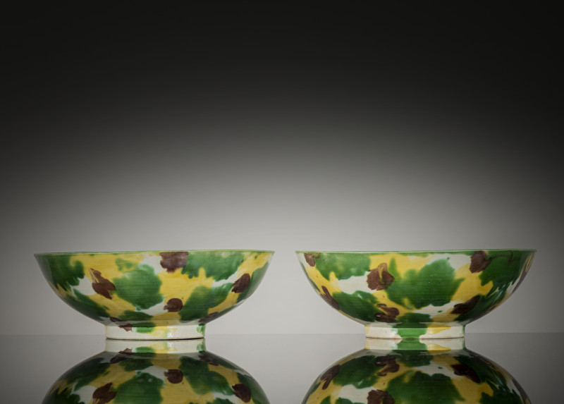 A pair of fine 'Sancai'-glazed porcelain bowls - 图2