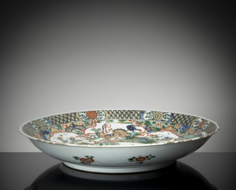A large 'famille verte' porcelain charger featuring a pair of quails alongside flowers and butterflies, surrounded by a border of flowers and animals - 图2