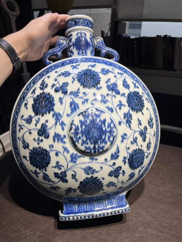 清乾隆 青花缠枝莲纹螭耳抱月瓶 - 图4