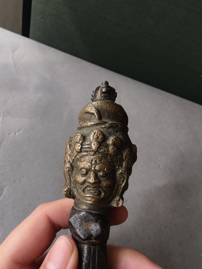 A metal bell (ghanta) and a phurbu - 图27