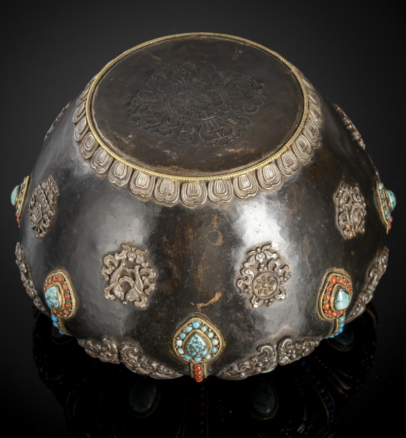 A PARCEL-GILT SILVER AND SEMI-PRECIOUS STONE INLAID METAL BOWL - 图4