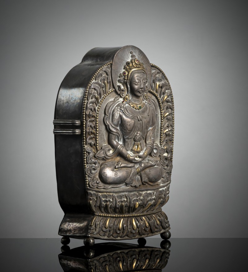 A PARCEL-GILT SILVER EMBOSSED METAL AMULET DEPICTING AMITAYUS - 图2