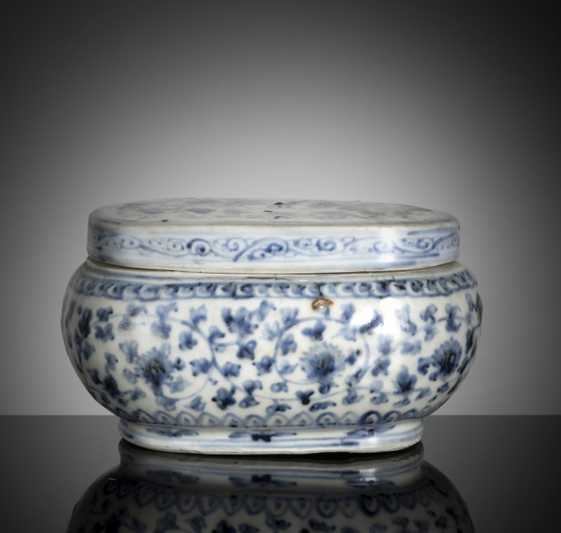 An underglaze blue decorated box and cover for writing utensils made of porcelain for the Ottoman market with insert - 图2