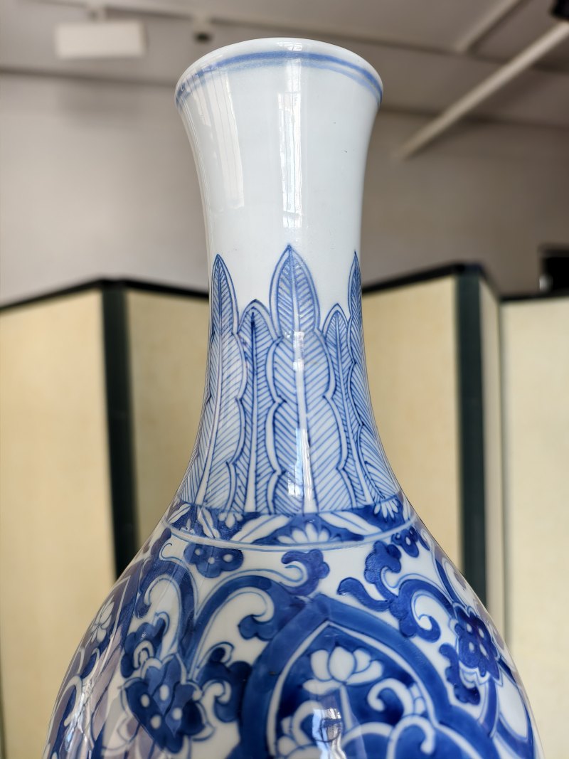 A large and rare 'triple gourd' porcelain vase with underglaze blue dragon decoration - 图10