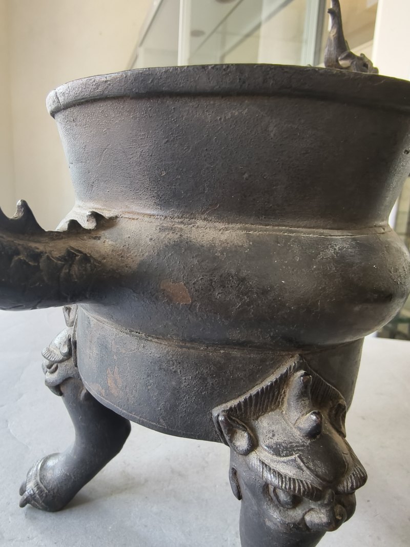 Ann unusual bronze censer on three feet with dragon handles - 图9