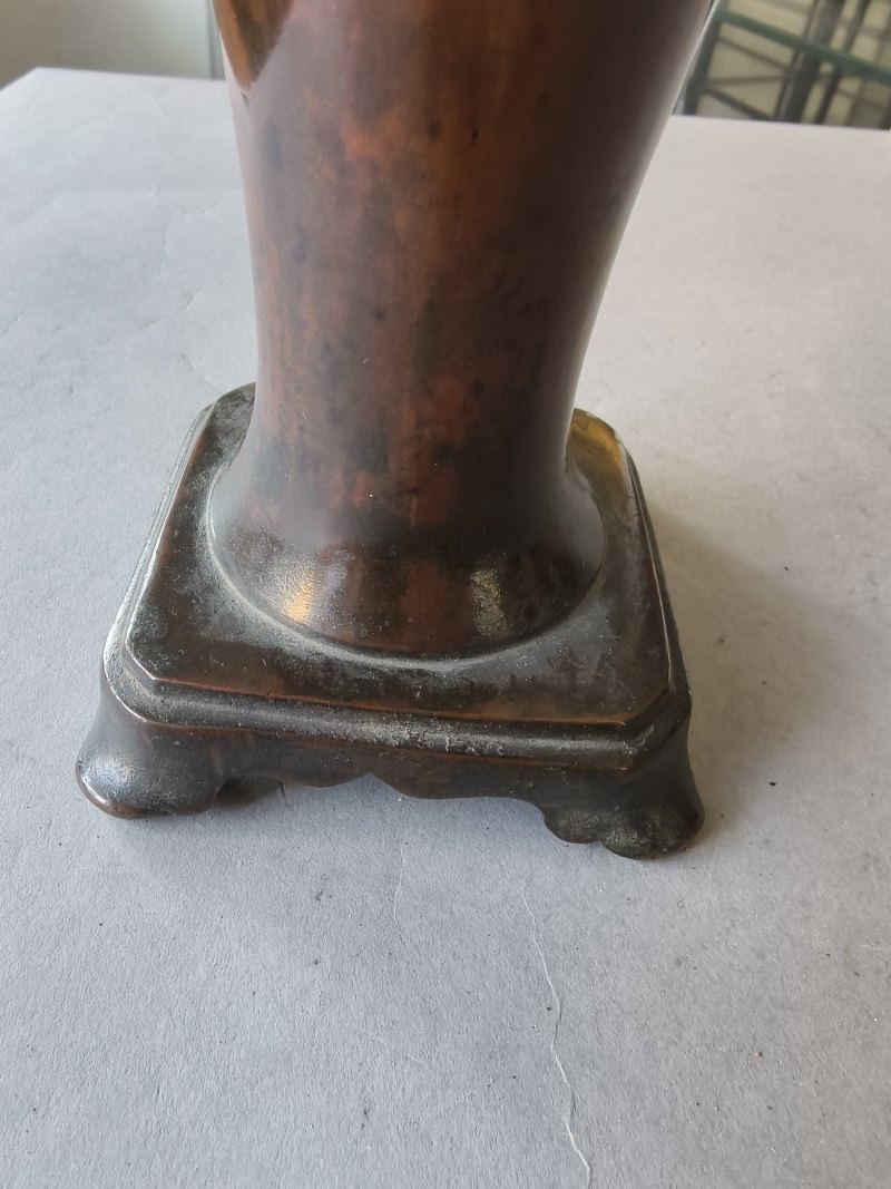 A group of three bronze vases - 图13