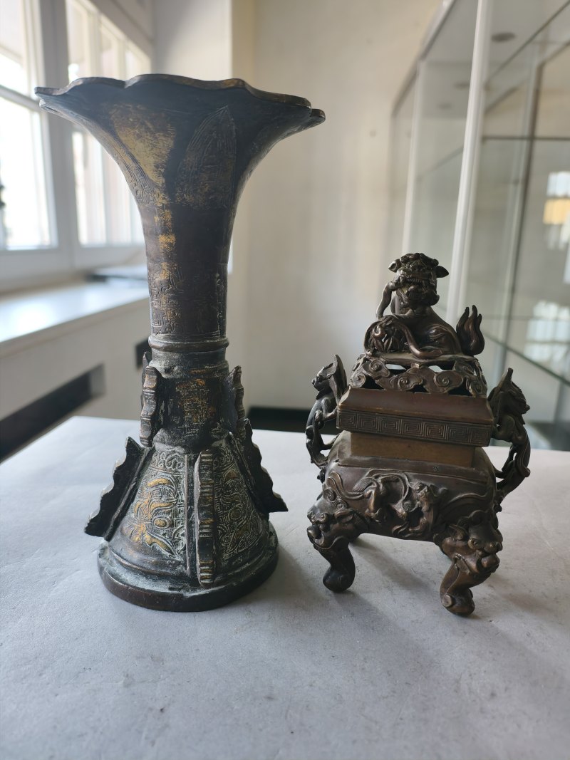 A bronze censer and a part-gilt 'gu'-shaped bronze vase - 图15