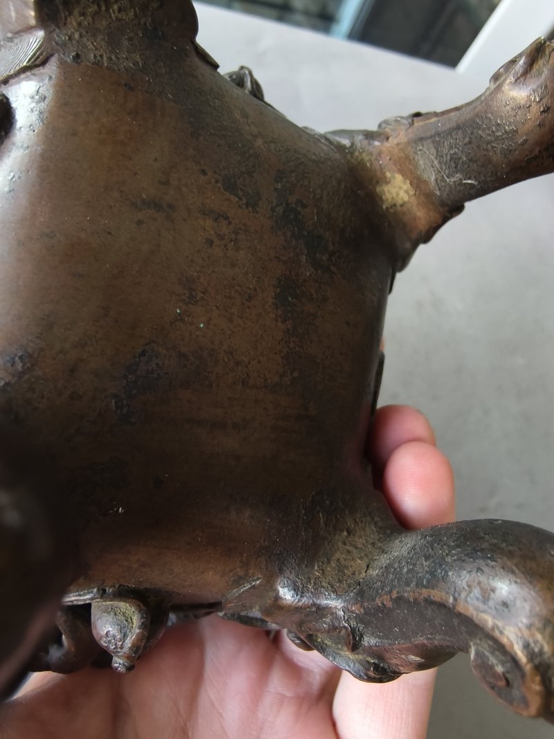A bronze censer and a part-gilt 'gu'-shaped bronze vase - 图22