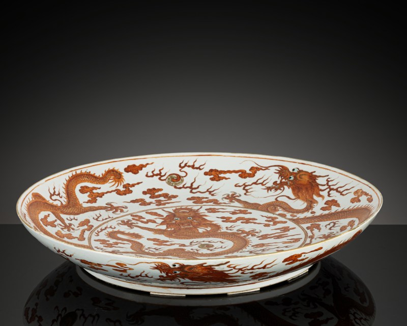 A large porcelain plate with dragon decoration in iron red and gold - 图2