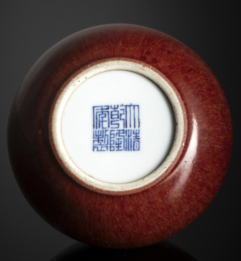 A small oxblood-glazed porcelain vase on wood stand - 图4