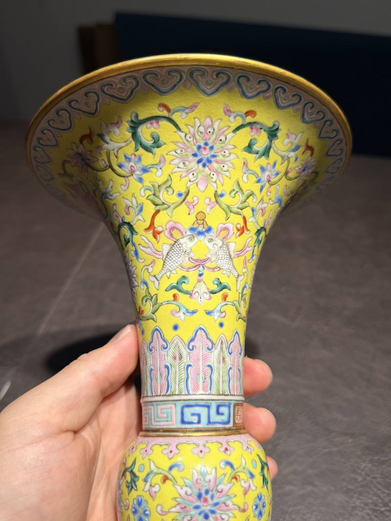 清乾隆 黄地洋彩缠枝莲托八宝纹花觚 - 图14