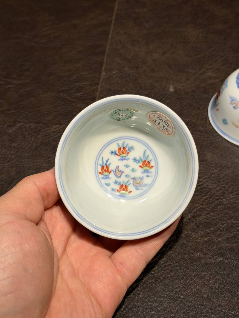 清中期 “三和堂制”款斗彩莲池鸳鸯纹茶圆一对 - 图8