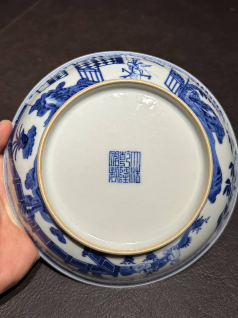 清乾隆 仿宣德青花庭院仕女纹盘 - 图20