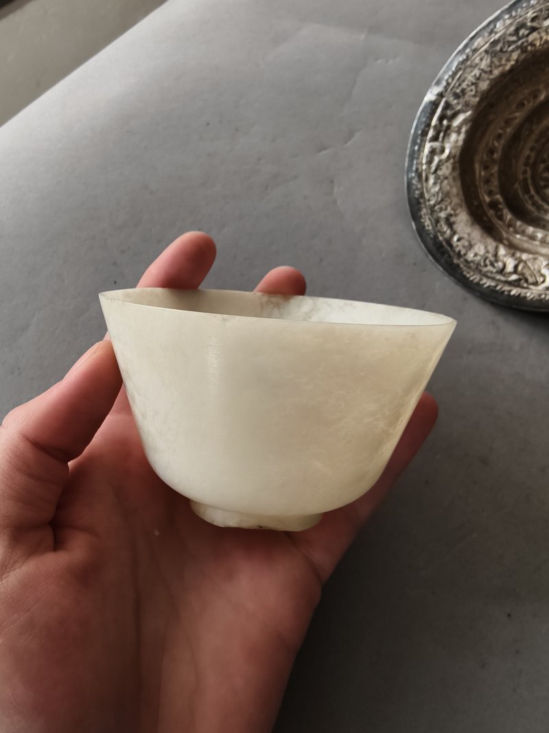 A jade bowl with stand and cover in silver with animals and floral motifs in relief - 图7