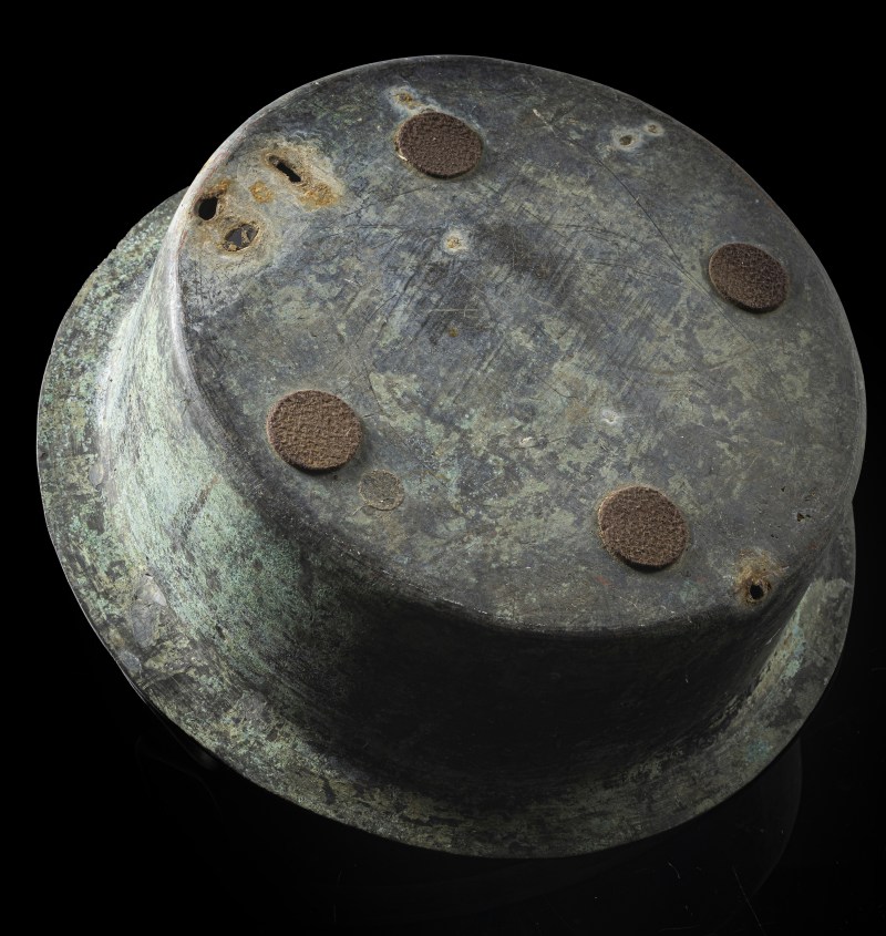 A bronze basin with relief and engraved decoration of fishes around a 'yin yang' symbol - 图4
