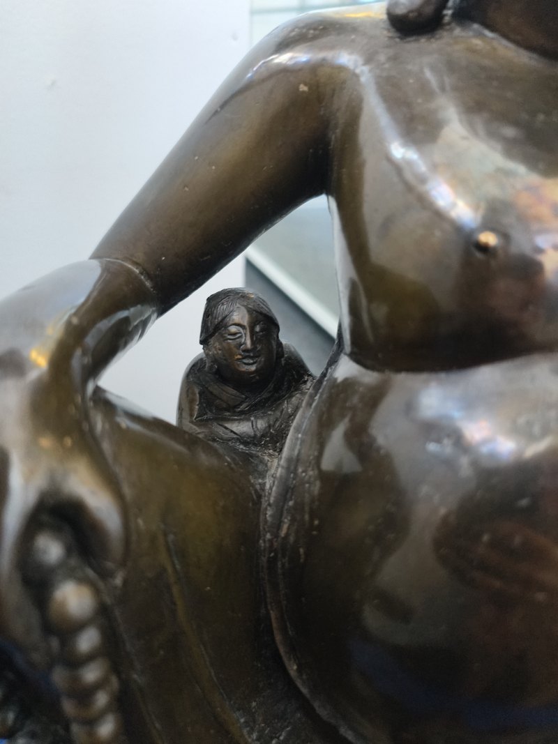 A large cast bronze figure of seated Budai with boys on a lotus pedestal - 图8