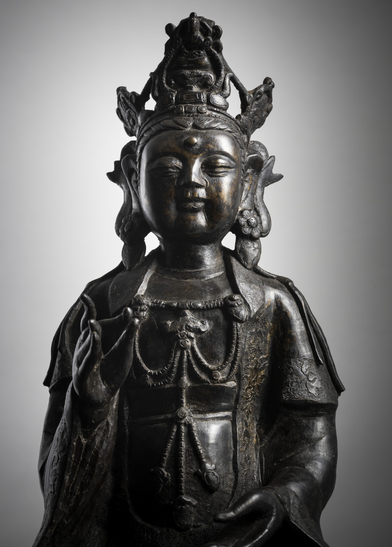 A large bronze figure of Guanyin seated on a lotus pedestal - 图4