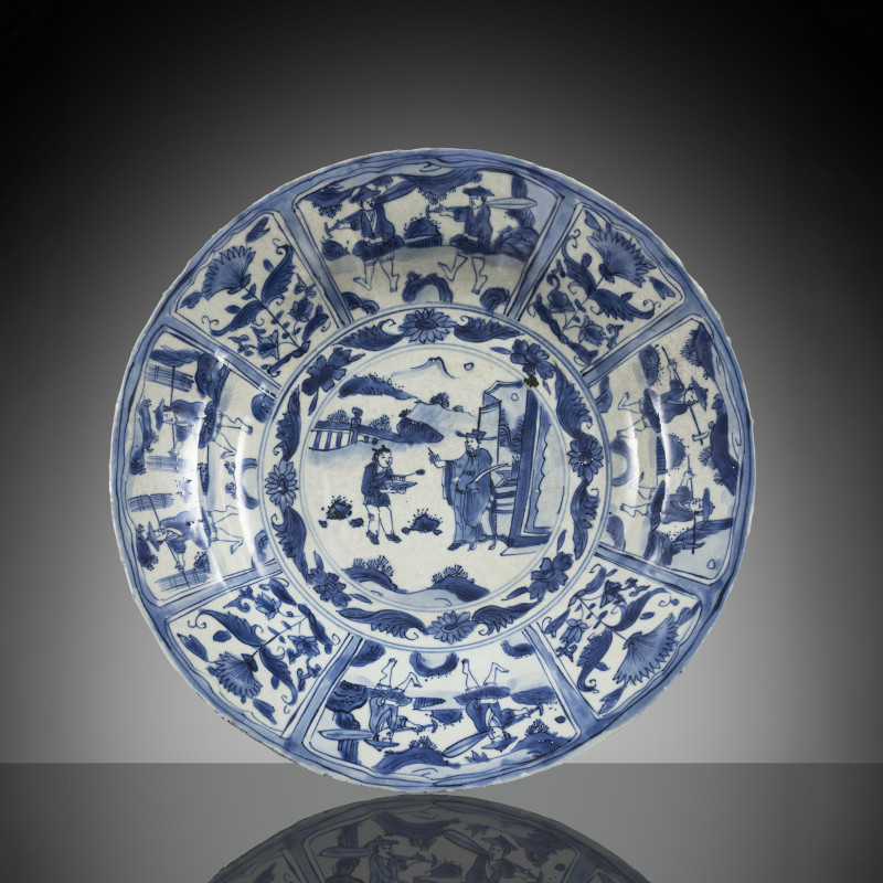 A blue and white Kraak figural porcelain charger