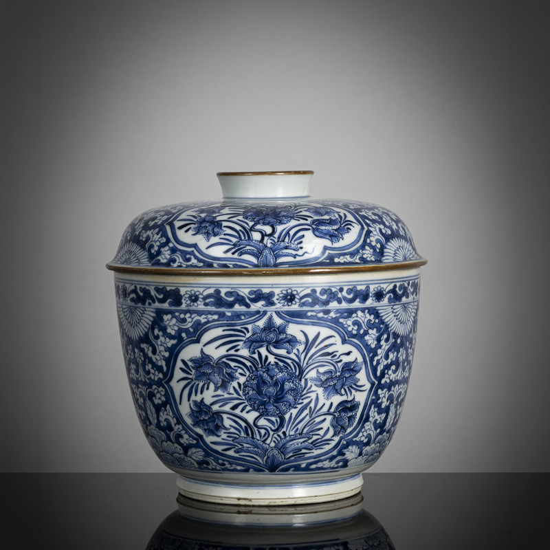 A porcelain bowl and cover with 'Fitzhugh'-like decoration in underglaze blue