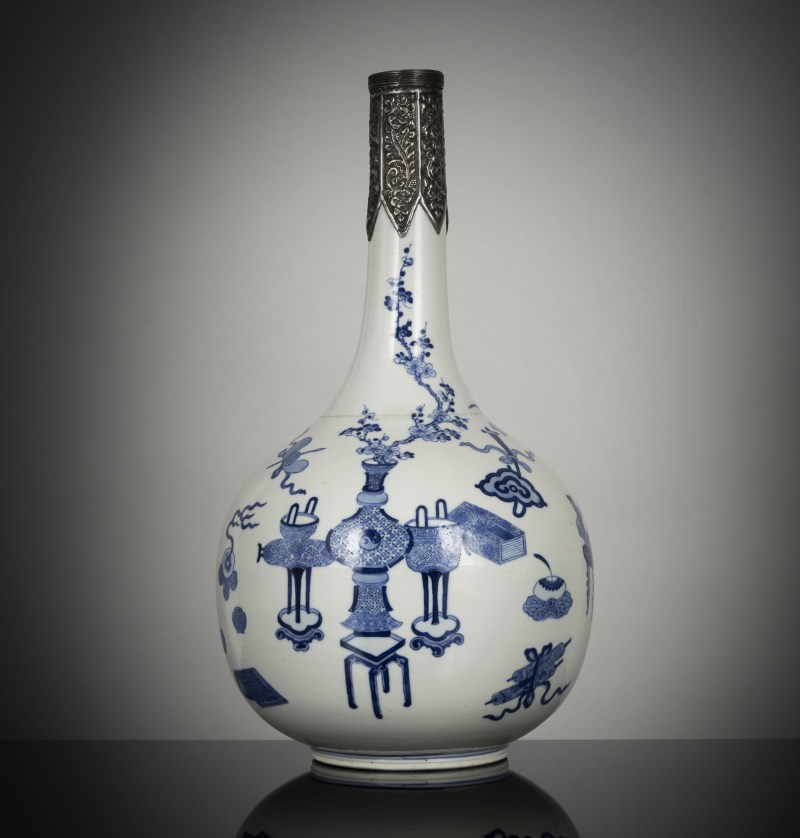A fine underglaze blue porcelain bottle vase with decoration of antiques and flower vases with silver mounting - 图3