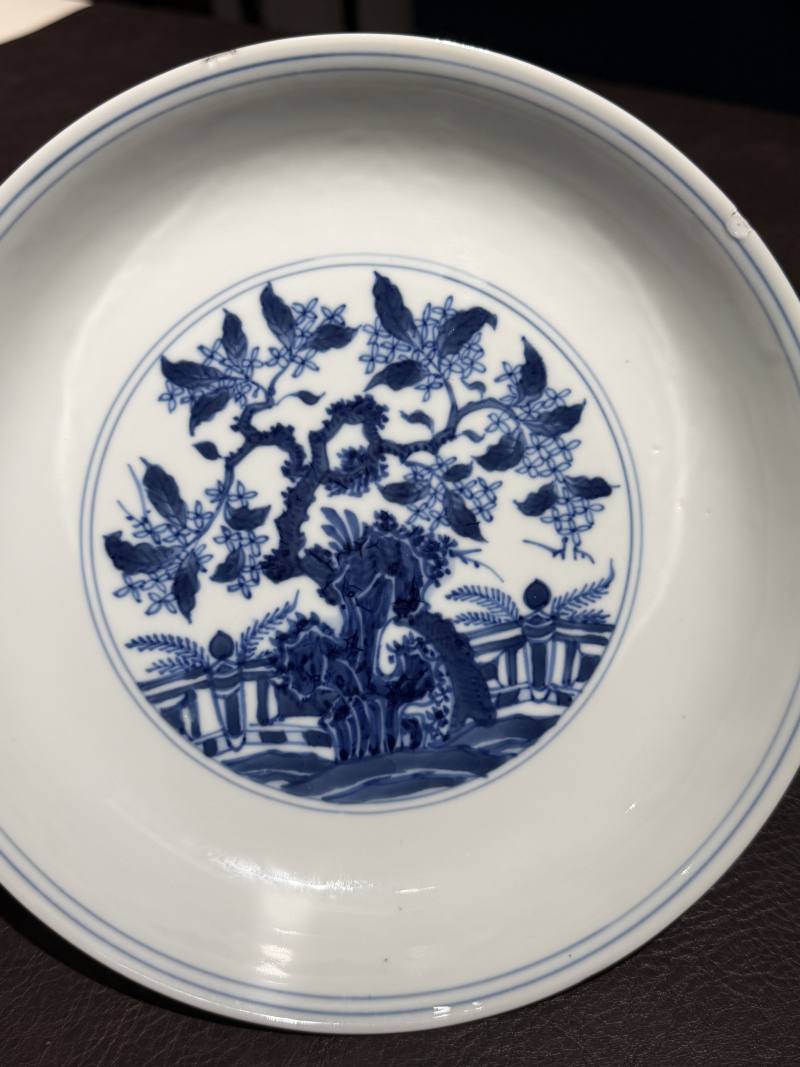 清康熙 仿成窑青花树石栏杆花卉纹盘 - 图7