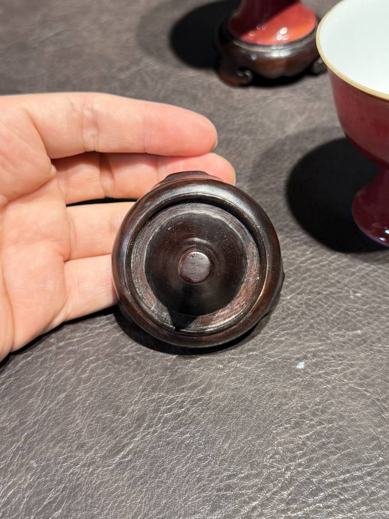 清雍正 胭脂釉高足杯一对（配木座） - 图5