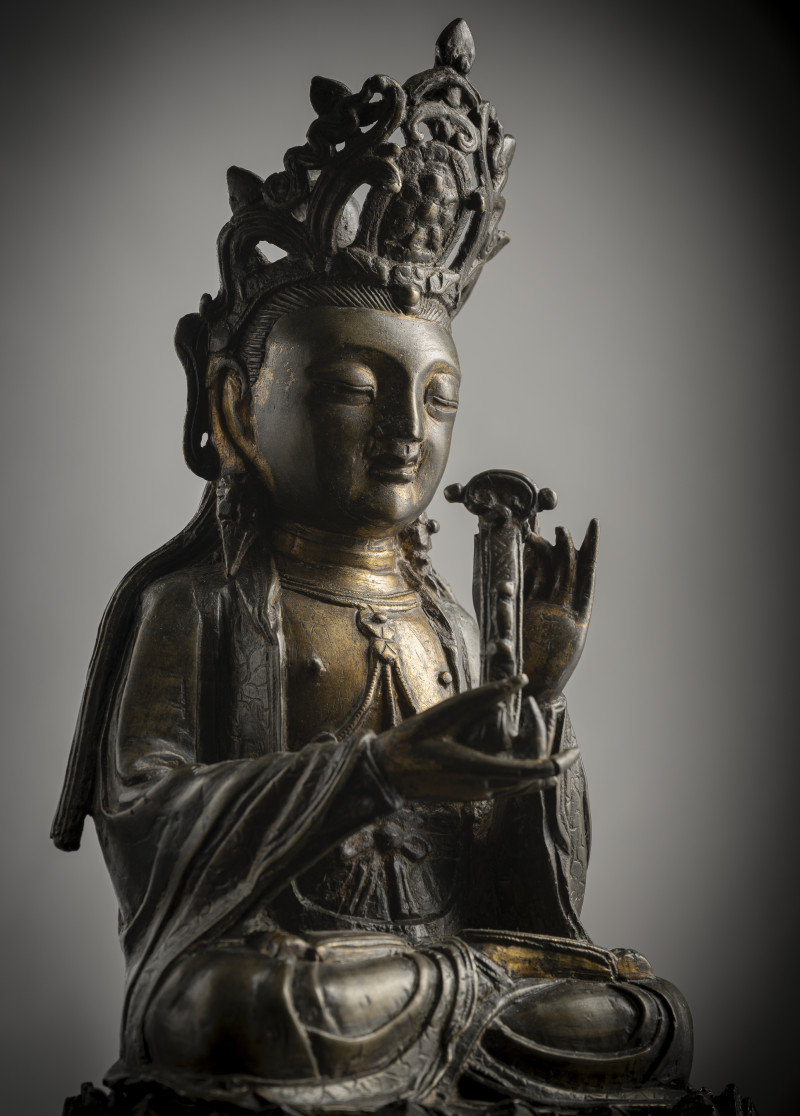 A bronze model of Guanyin on a lotus, holding a sceptre in his hands - 图4