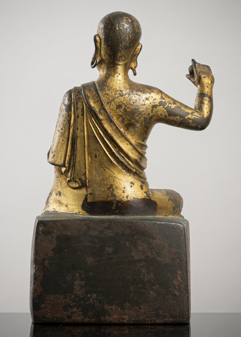 A gilt- and red-lacquered bronze figure of a luohan - 图2