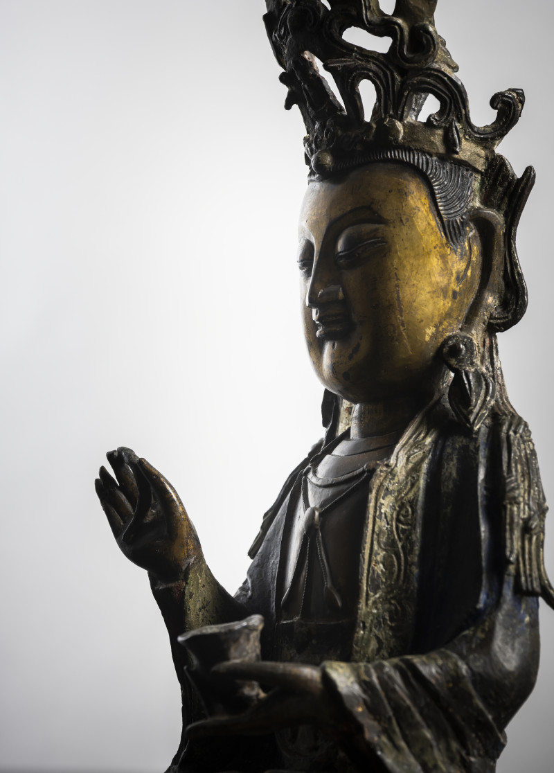 Polychrome painted and partially fire-gilt bronze of the crowned Guanyin - 图5