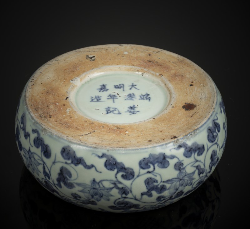 A porcelain inkstone with underglaze-blue decoration of lotus and foliage with Daoist treasures - 图4