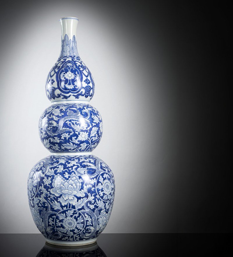A large and rare 'triple gourd' porcelain vase with underglaze blue dragon decoration - 图3