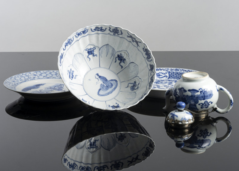 A group of four blue and ehite porcelains, including a teapot with silver mounting - 图3