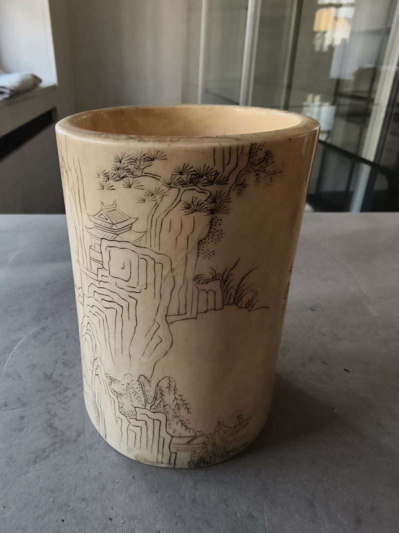 A cylindrical ivory brush pot with engraved decoration of a landscape and inscription - 图9