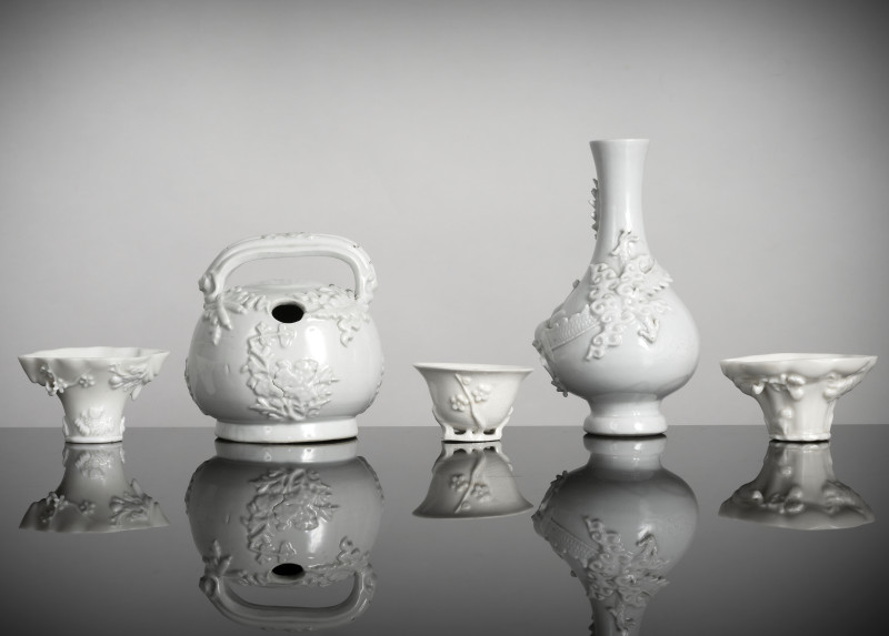 A group of Dehua porcelains: three wine cups, jug and vase - 图2