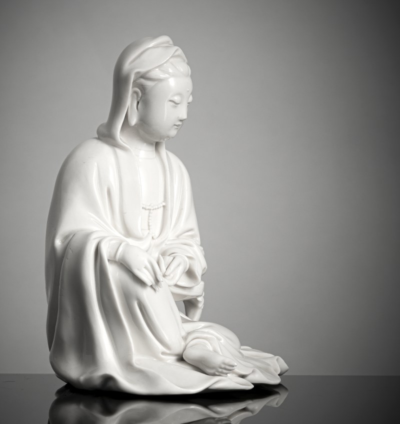 A delicate seated figure of Guanyin made of Dehua porcelain - 图3