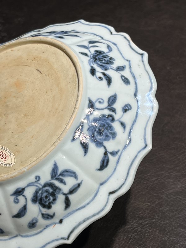 明宣德 青花折枝月季花瑞果纹菱花盘 - 图13