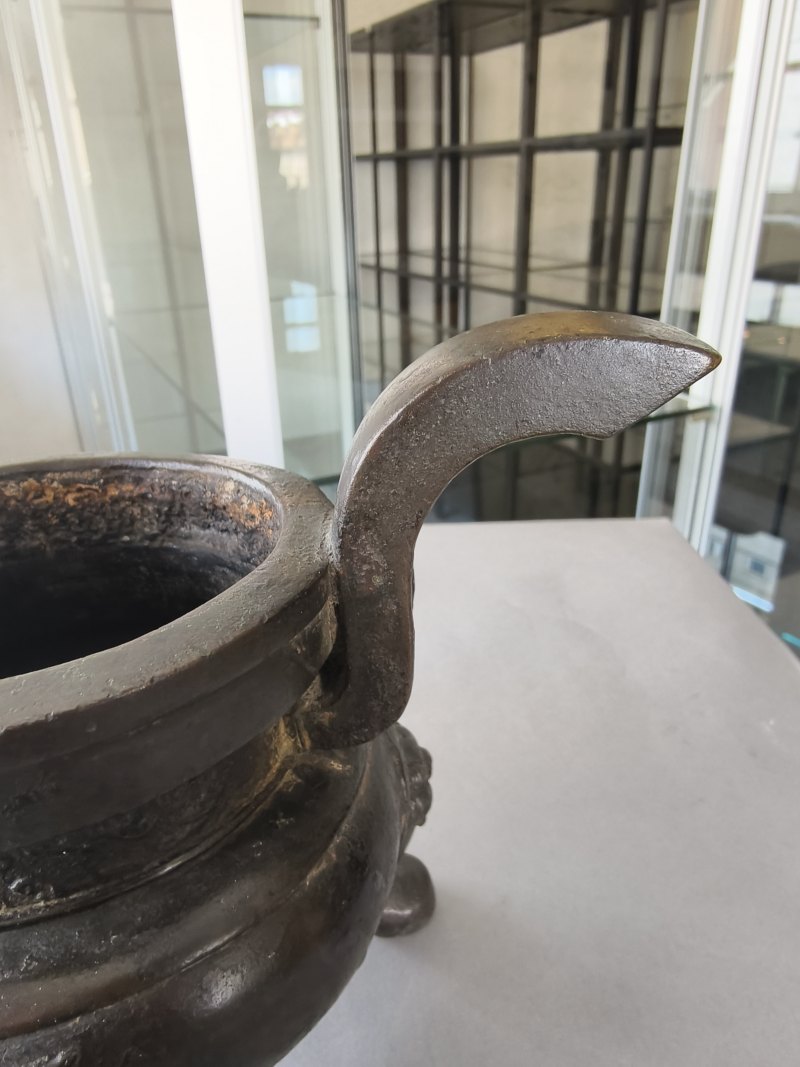 Two bronze incense burners, one on three legs, the second in the shape of a 'fang ding' - 图9