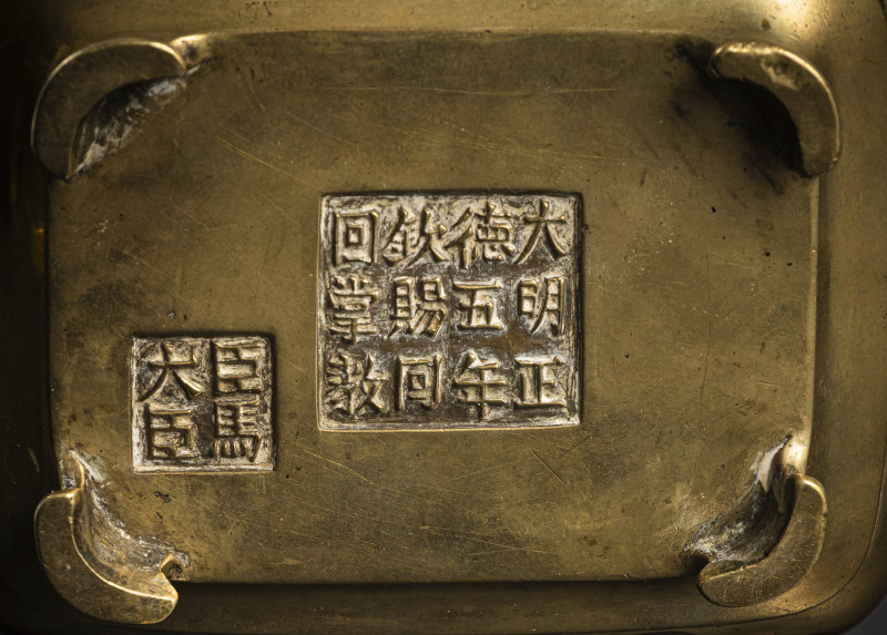 A gold-colored bronze censer on four legs with copper-inlaid Arabic inscription - 图4