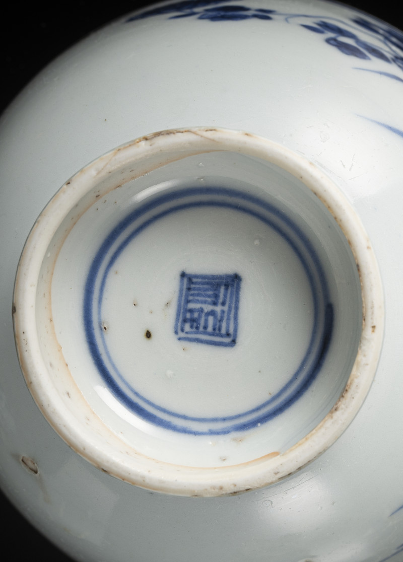 Three porcelains decorated in underglaze blue, including a bowl and incense burner - 图5