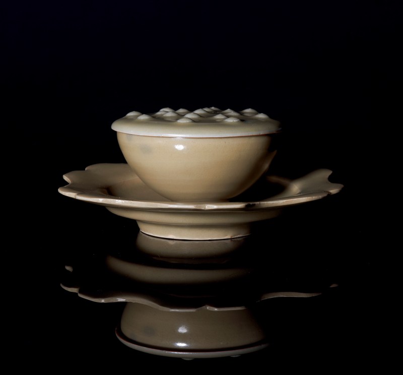 明代 龙泉窑莲子花口盖杯、托盘一套 - 图3